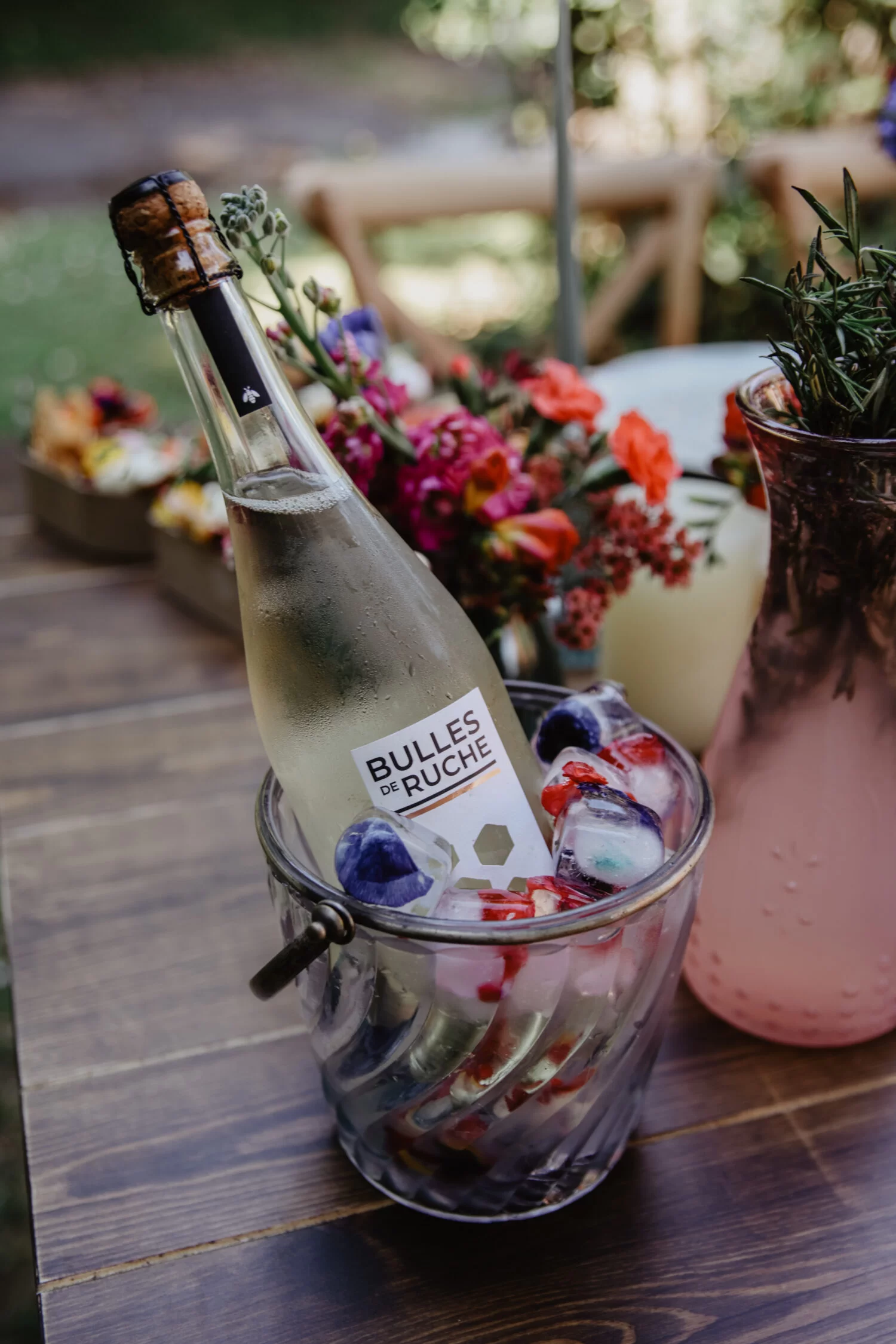 bulle de ruche dans un magnifique seau à champagne en verre