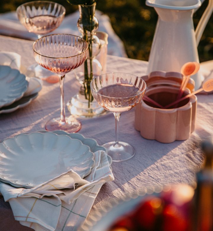 Table romantique dressée pour deux sur la côte des basque pour une demande de chef privé demande en mariage