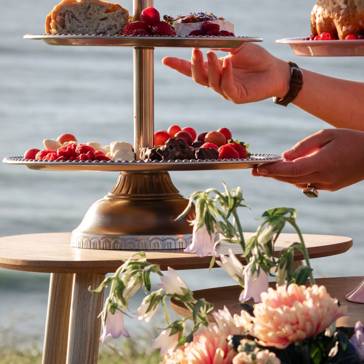 Plateau servi de nourriture au bord de l'océan par notre chef constance