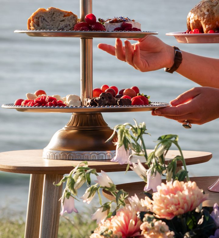 Plateau servi de nourriture au bord de l'océan par notre chef constance