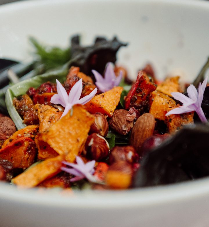 Salade de butternut, noisettes. service à l'assiette