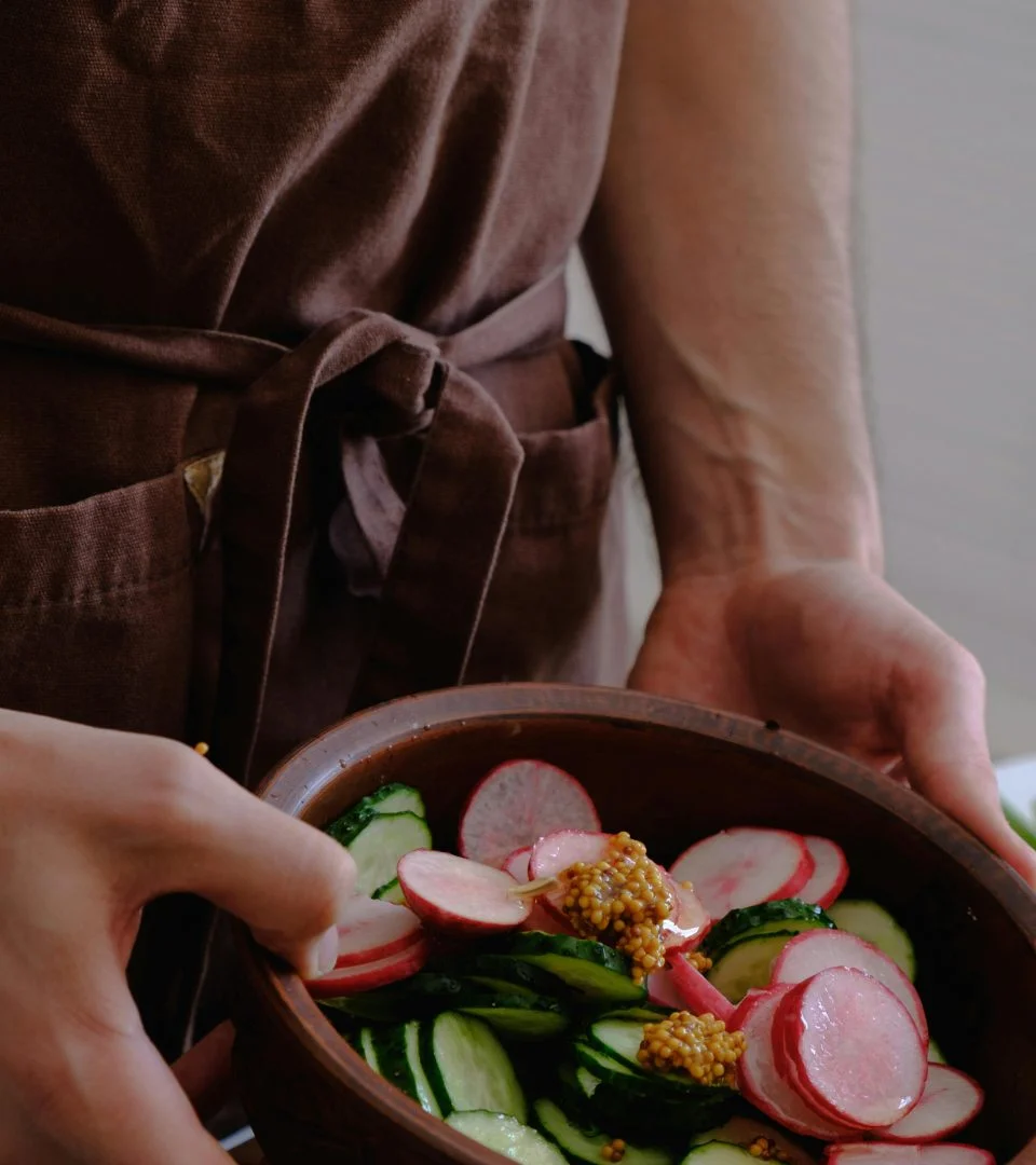 Matthiew, notre chef privé qui travail des légumes