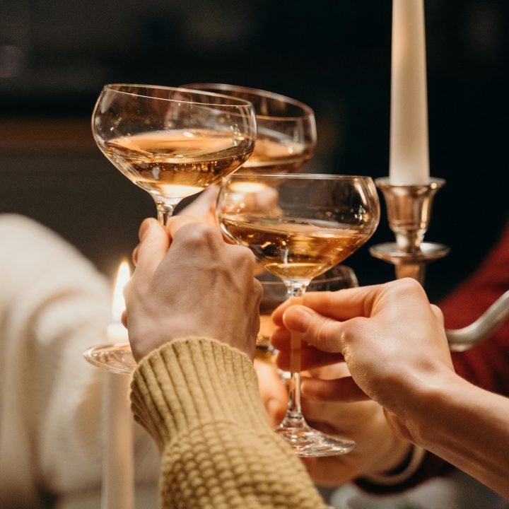 photo mariage civile les gens trinquent avec de l'alcool