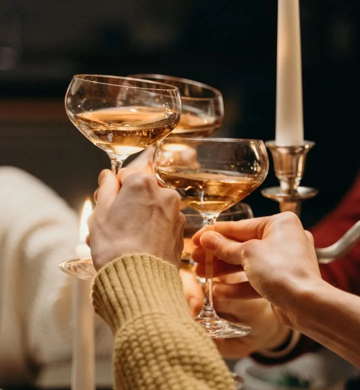 photo mariage civile les gens trinquent avec de l'alcool